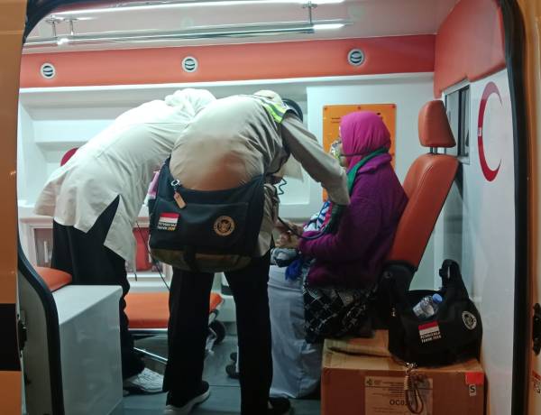 Tim Dokter PPIH Daker Bandara Gercep Berikan Pertolongan Melihat Jemaah Asal Jakarta Sesak Nafas Saat Tiba di Bandara AMAA