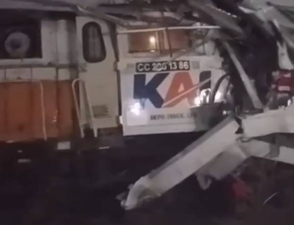 BreakingNews: KRL Tabrakan dengan Kereta Jarak Jauh di Bekasi Timur
