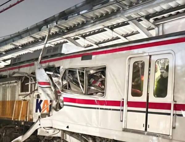 BREAKING NEWS : KA Argo Bromo Hantam KRL Commuter Line di Bekasi