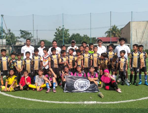 Pulalo dan Iskandar Tebar Inspirasi di Depok, SSB Mampang FC Bangun Mimpi Pesepak Bola Muda