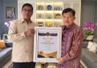 UIN Ar-Raniry Serahkan Piagam Penghargaan Ar Raniry Award kepada Jusuf Kalla