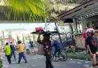 Warga Jarah Barang Kantor DPRD Kota Makassar usai Dibakar Massa
